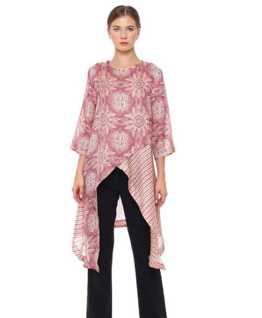 Bikin Efek Jenjang, Ini Rekomendasi Tunik Motif Batik yang Dijamin Nggak Pasaran!