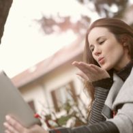 6 Cara Agar Kamu Memiliki dan Akrab dengan Teman Online