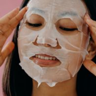 6 Kesalahan Pakai Sheet Mask, Hindari atau Perawatan Kulitmu Bisa jadi Sia-sia