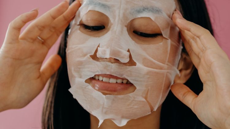 6 Kesalahan Pakai Sheet Mask, Hindari atau Perawatan Kulitmu Bisa jadi Sia-sia