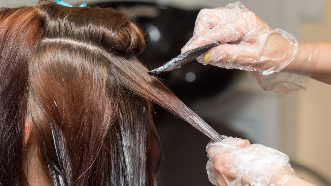 7 Mitos dan Fakta Tentang Rambut Uban. Memangnya Kalau Dicabut, Tumbuhnya Jadi Banyakan?