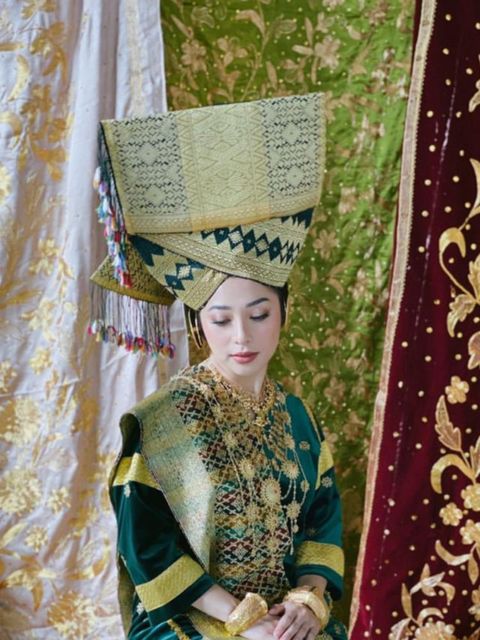 Nikita Willy-Indra Priawan Pre-wedding Kenakan Baju Adat, Intip yuk Detail Busana dan Mahkotanya!