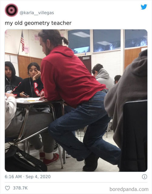10 Gaya dan Posisi Aneh yang Jadi Favorit Guru Saat Ngajar di Kelas. Absurd Bener!