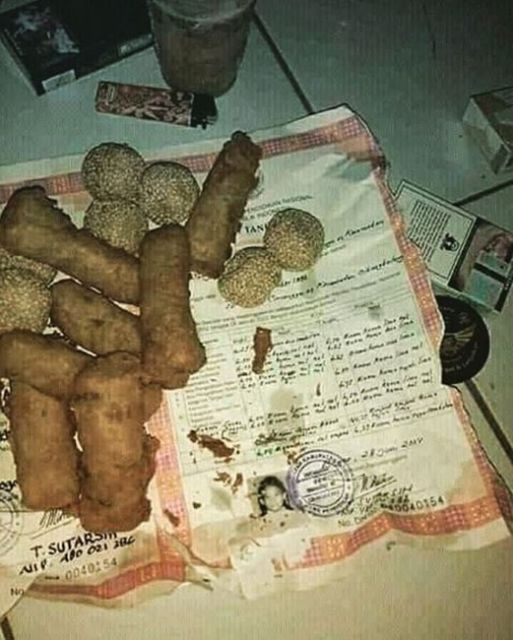 Dari Hasil Ujian Sampai Ijazah, inilah 11 Kertas Nggak Terduga yang Jadi Bungkus Gorengan 32 Dari Hasil Ujian Sampai Ijazah, inilah 11 Kertas Nggak Terduga yang Jadi Bungkus Gorengan