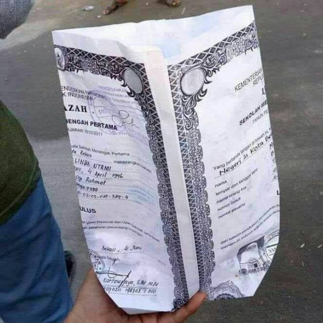 Dari Hasil Ujian Sampai Ijazah, inilah 11 Kertas Nggak Terduga yang Jadi Bungkus Gorengan 23 Dari Hasil Ujian Sampai Ijazah, inilah 11 Kertas Nggak Terduga yang Jadi Bungkus Gorengan