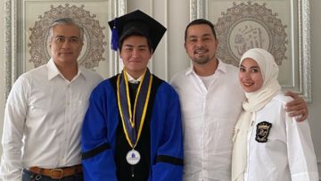 Wisuda Online, Putra Anissa Trihapsari Bahagia Didampingi Kedua Ayahnya. Beruntung Banget!