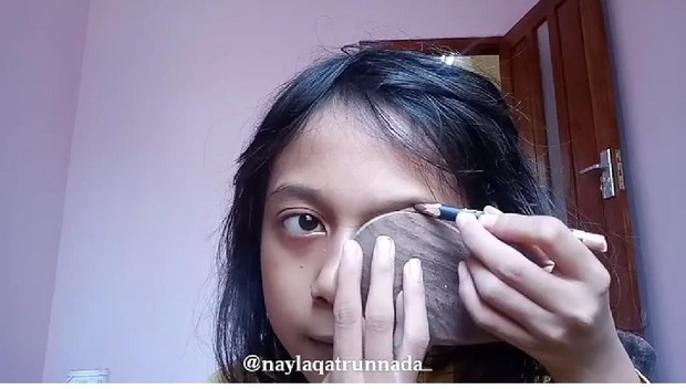 11 Potret Kocak Perjuangan Cewek Bikin Alis. Usaha untuk Jadi Cantik Begini, Jangan Diketawain, ya!