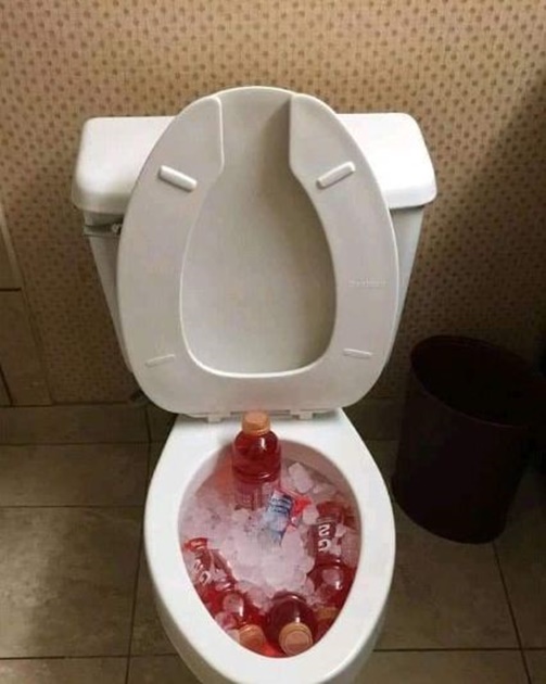 11 Potret Makanan dan Minuman dalam Wadah yang Salah. Padahal Harusnya Enak, Malah Jadi Enek :(