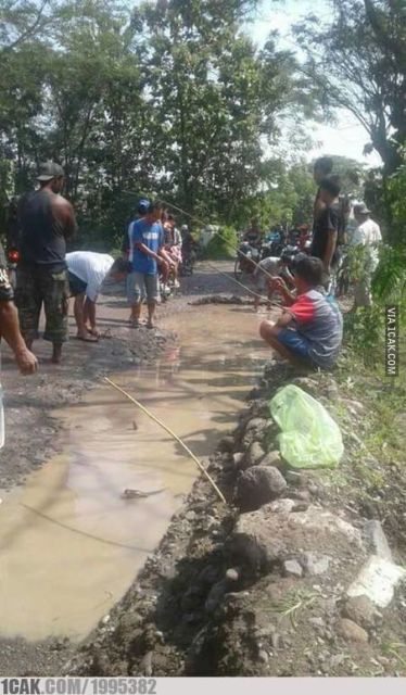 11 Kelakuan Kocak Orang Saat Mancing. Istri Mana yang Nggak Heran Lihat Lakinya Punya Hobi Begini?