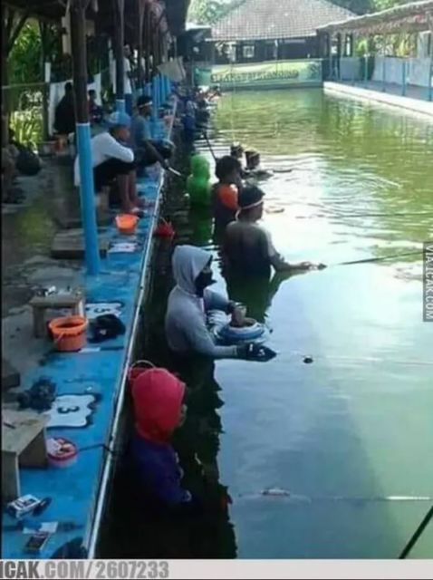 11 Kelakuan Kocak Orang Saat Mancing. Istri Mana yang Nggak Heran Lihat Lakinya Punya Hobi Begini?