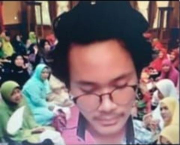 Mainan Background Zoom Saat Ospek, 11 Potret Maba ini Bikin Ngakak. Bercanda Terooos~ :D
