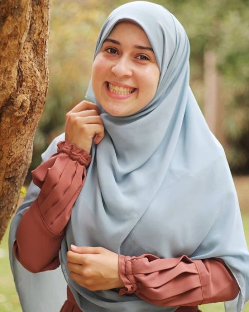 Cara Tampil Santun dengan Hijab Menutup Dada Ala Ebtsam Alqadi; Gampang dan Bebas Gerah!