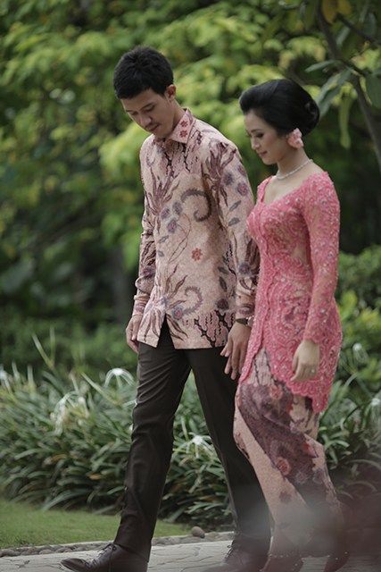 8 Desain Busana Couple Beda Warna tapi Tetap Senada. Elegan Plus Mesra!