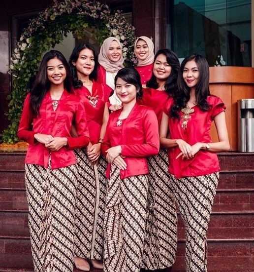 Potret Cantiknya Kebaya Warna Cerah Berpadu dengan Jarik Batik. Simpel nan Santun!