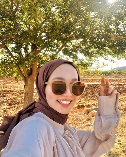 Tren Pashmina Diikat ke Belakang yang Bikin Bentuk Wajah Terlihat Jelas. Udah Nyoba?