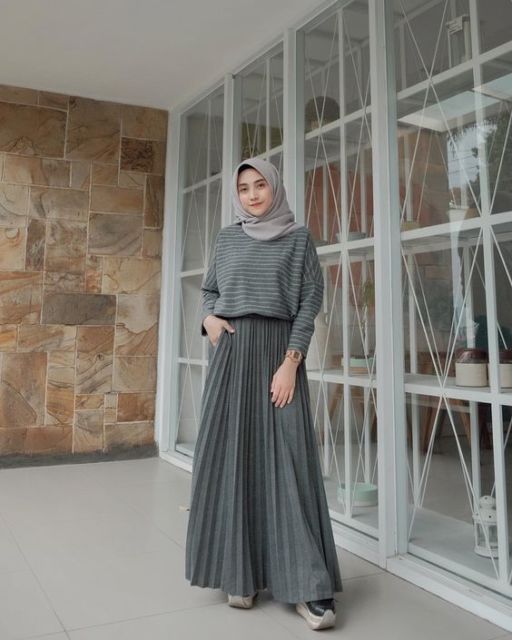 Bukan Hitam, Ini 8 Pilihan Warna Rok Plisket yang Sama Netralnya