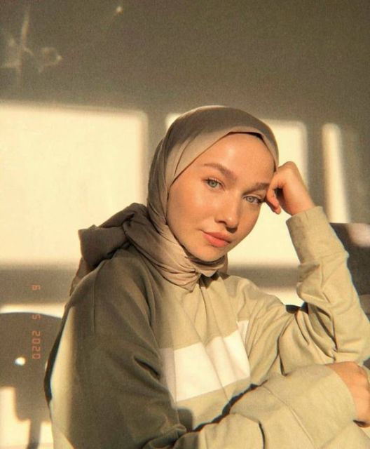 Tren Pashmina Diikat ke Belakang yang Bikin Bentuk Wajah Terlihat Jelas. Udah Nyoba?