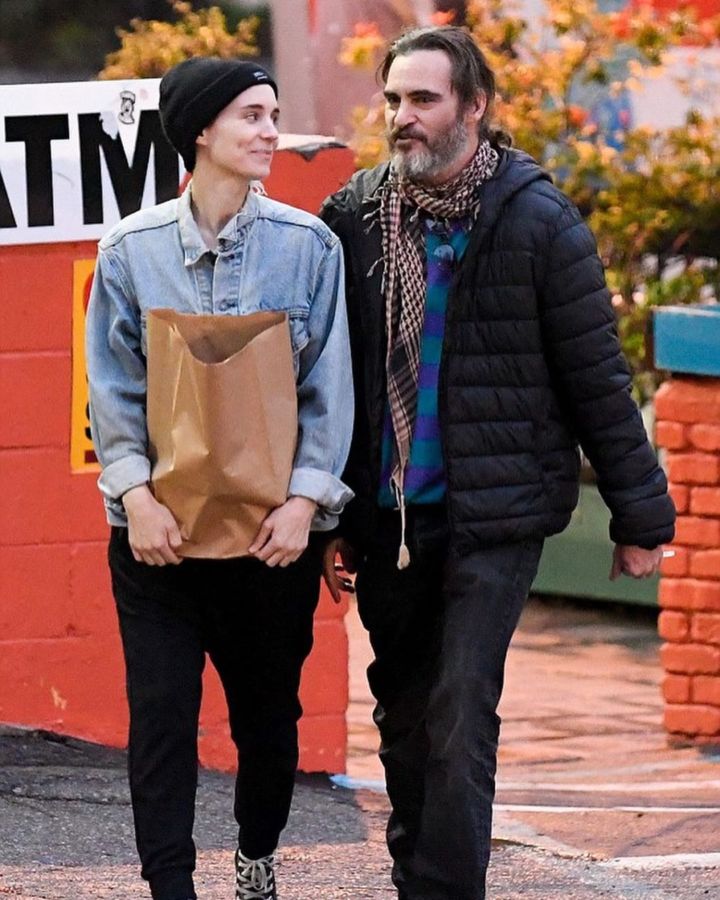 Selamat! Joaquin Phoenix dan Rooney Mara Dikaruniai Anak Pertama. Namanya Sangat Berarti