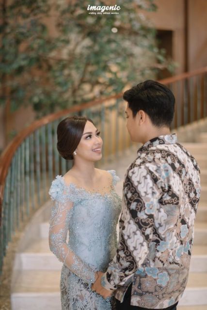 8 Desain Busana Couple Beda Warna tapi Tetap Senada. Elegan Plus Mesra!