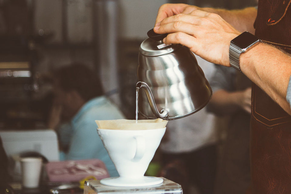 6 Rahasia Nyeduh Kopi Tubruk yang Minim Ampas dan Nendang Rasanya. Pakai Kopi Saset juga Bisa