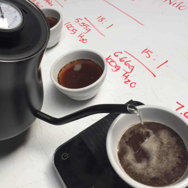 6 Rahasia Nyeduh Kopi Tubruk yang Minim Ampas dan Nendang Rasanya. Pakai Kopi Saset juga Bisa