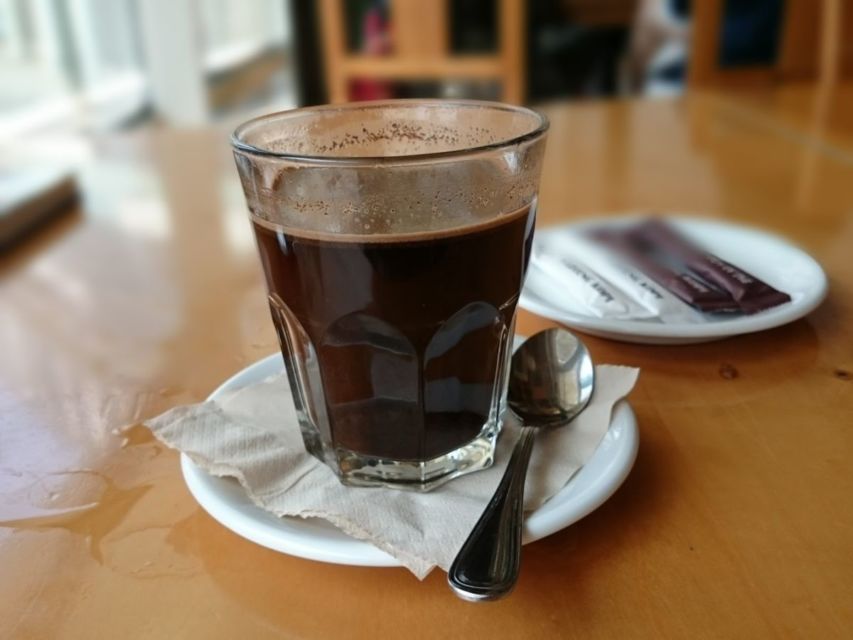 6 Rahasia Nyeduh Kopi Tubruk yang Minim Ampas dan Nendang Rasanya. Pakai Kopi Saset juga Bisa