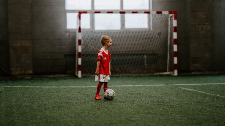 Filosofi Hidup dari Posisi Sepak Bola, Kamu Striker atau Bek dalam Kehidupan Nyata?