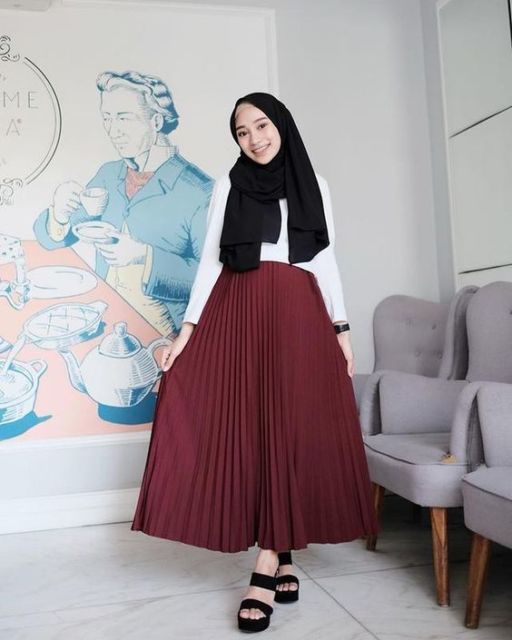 Bukan Hitam, Ini 8 Pilihan Warna Rok Plisket yang Sama Netralnya