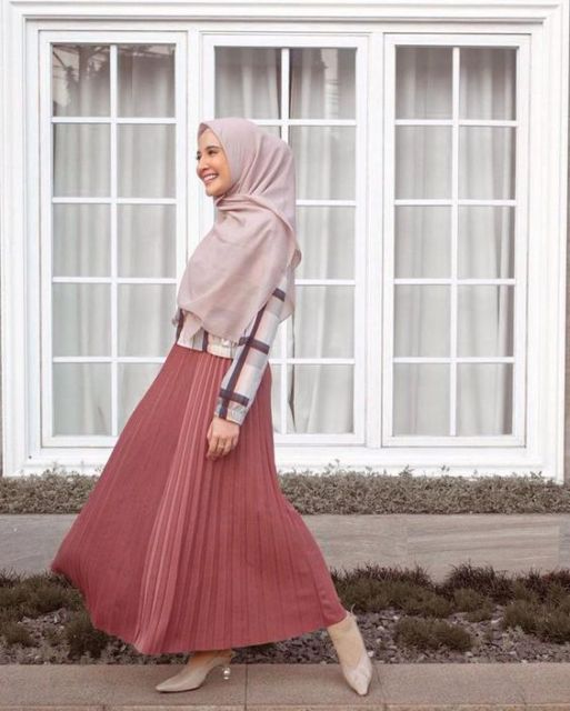 Bukan Hitam, Ini 8 Pilihan Warna Rok Plisket yang Sama Netralnya
