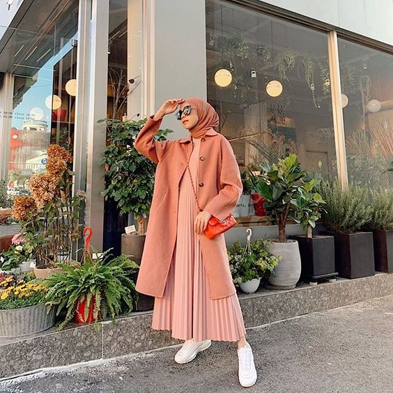 Bukan Cuma Rok Plisket, Ini Potret Gamis Plisket yang Bikin Penampilan Makin Santun 17 Bukan Cuma Rok Plisket, Ini Potret Gamis Plisket yang Bikin Penampilan Makin Santun
