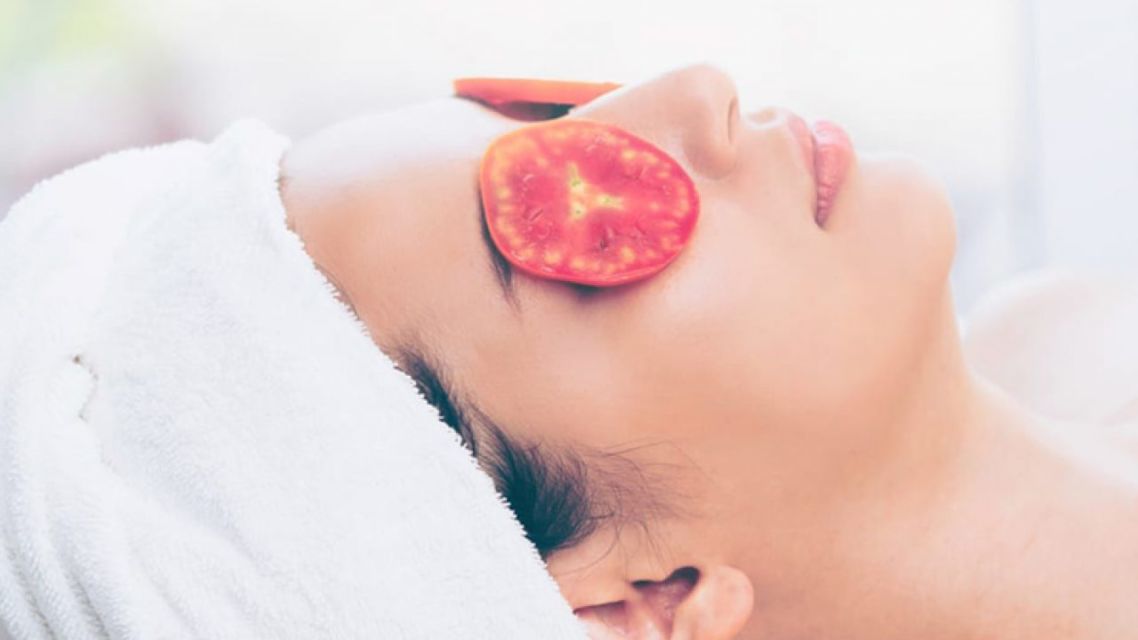 7 Cara Menghilangkan Kantung Mata dengan Bahan Alami, Nggak Perlu Makeup!