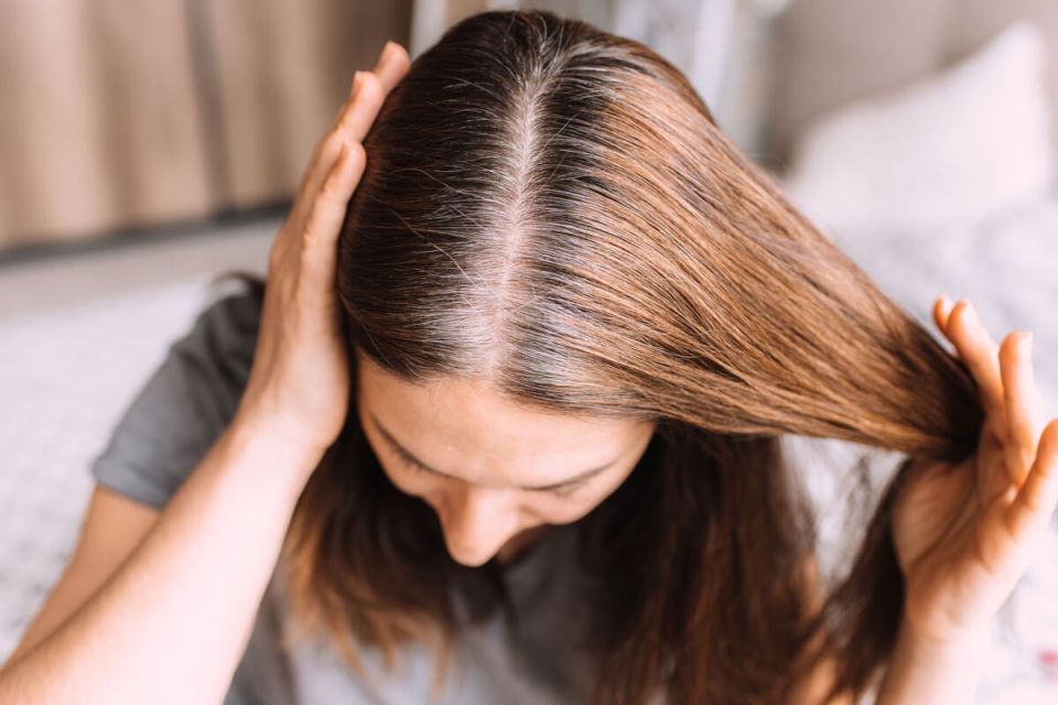 7 Mitos dan Fakta Tentang Rambut Uban. Memangnya Kalau Dicabut, Tumbuhnya Jadi Banyakan?