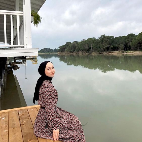 Tren Pashmina Diikat ke Belakang yang Bikin Bentuk Wajah Terlihat Jelas. Udah Nyoba?