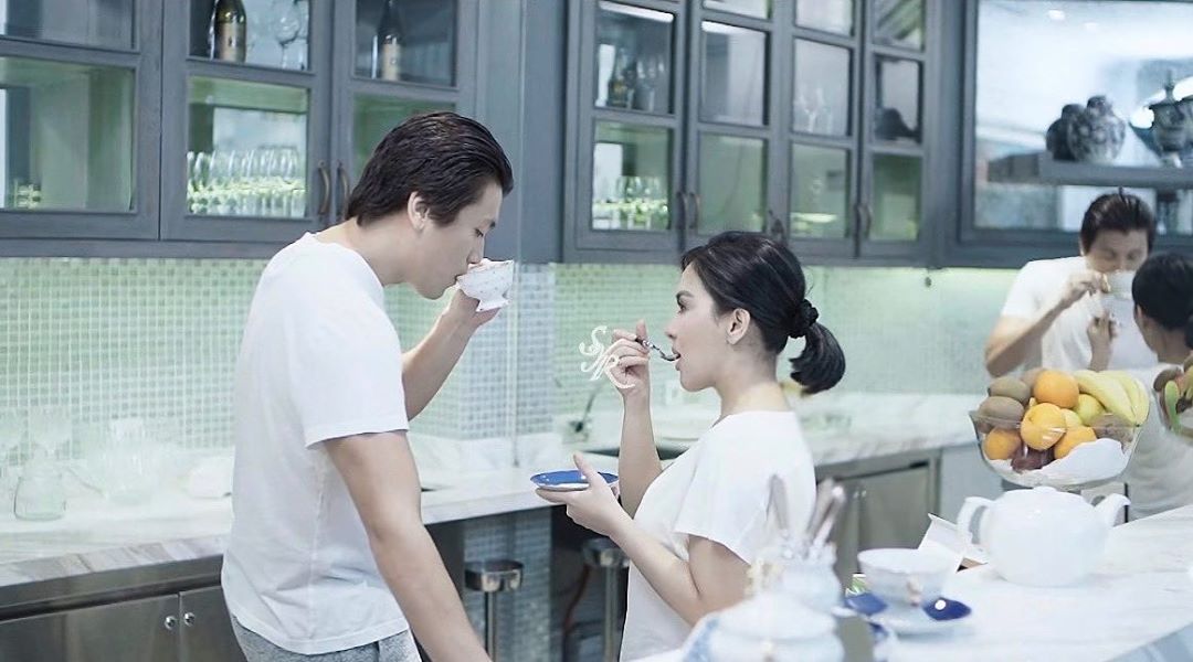 Foto Artis di Dapur ini Bisa Kamu Jadikan Inspirasi untuk Photoshoot. Hasilnya Apik!