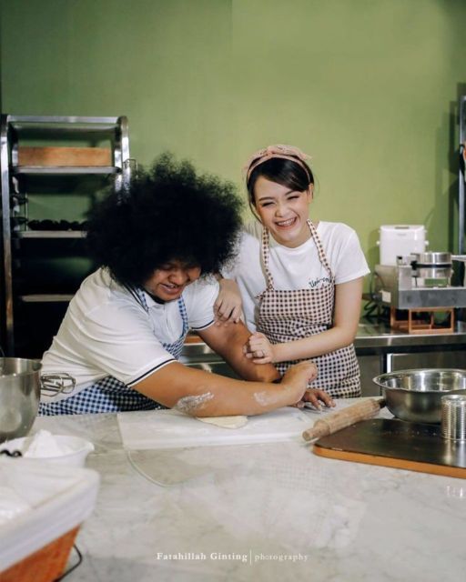 Foto Artis di Dapur ini Bisa Kamu Jadikan Inspirasi untuk Photoshoot. Hasilnya Apik!