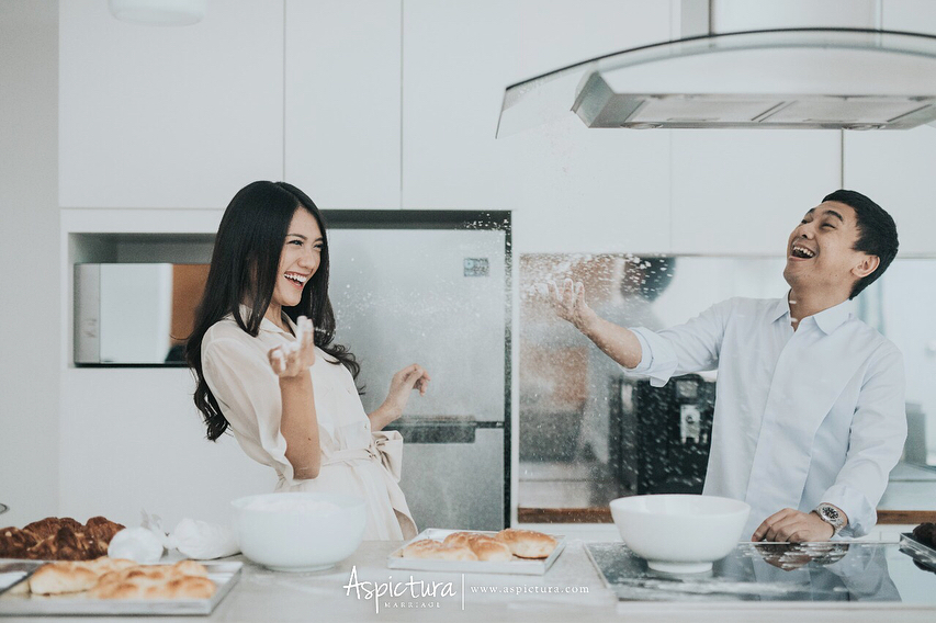 Foto Artis di Dapur ini Bisa Kamu Jadikan Inspirasi untuk Photoshoot. Hasilnya Apik!