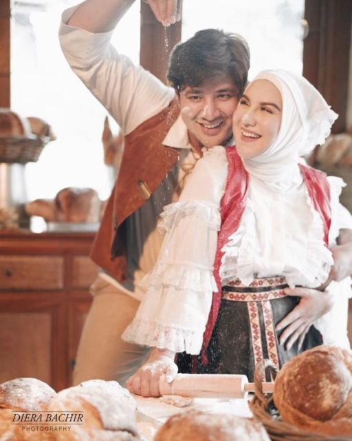 Foto Artis di Dapur ini Bisa Kamu Jadikan Inspirasi untuk Photoshoot. Hasilnya Apik!