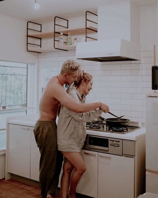 Foto Artis di Dapur ini Bisa Kamu Jadikan Inspirasi untuk Photoshoot. Hasilnya Apik!