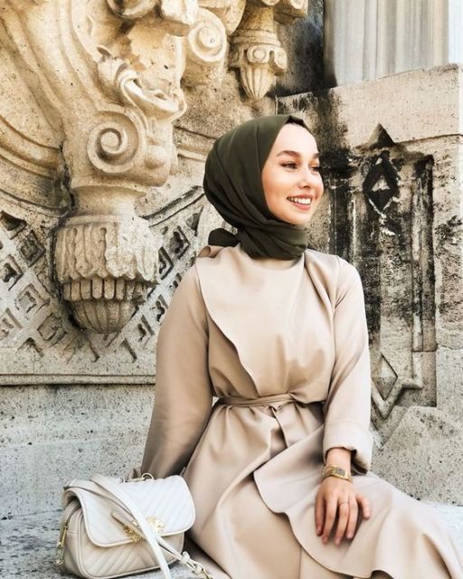 Tren Pashmina Diikat ke Belakang yang Bikin Bentuk Wajah Terlihat Jelas. Udah Nyoba?