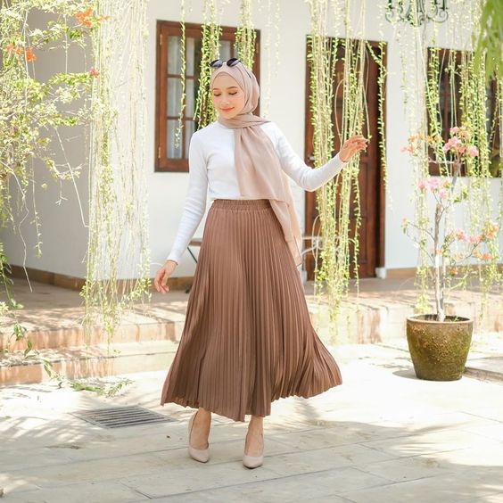 Bukan Hitam, Ini 8 Pilihan Warna Rok Plisket yang Sama Netralnya