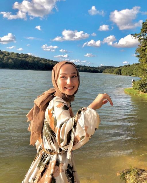 Tren Pashmina Diikat ke Belakang yang Bikin Bentuk Wajah Terlihat Jelas. Udah Nyoba?