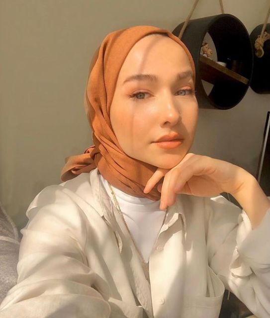 Tren Pashmina Diikat ke Belakang yang Bikin Bentuk Wajah Terlihat Jelas. Udah Nyoba?