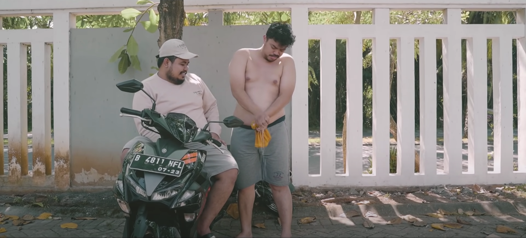 Review Film Pendek KUYUP: Nggak Cuma Kocak, Film ini Relate Banget dengan Kehidupan Kita. Respek! 12 Review Film Pendek KUYUP: Nggak Cuma Kocak, Film ini Relate Banget dengan Kehidupan Kita. Respek!