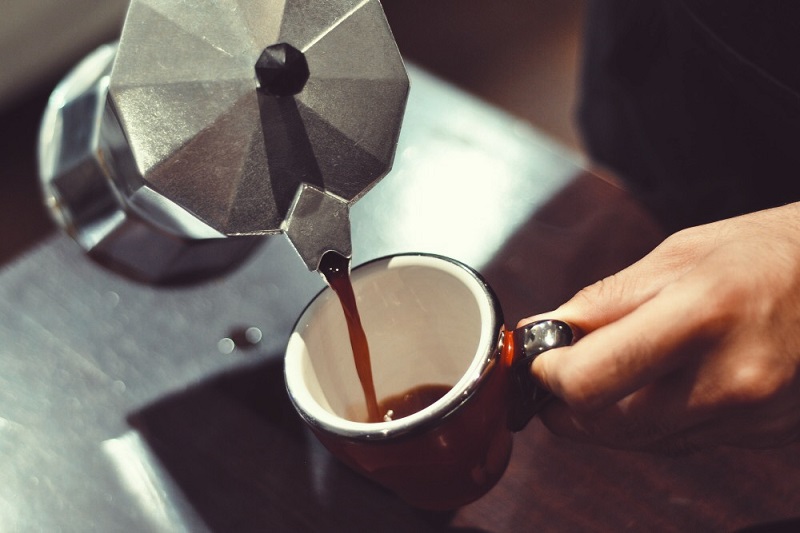 6 Rahasia Nyeduh Kopi Tubruk yang Minim Ampas dan Nendang Rasanya. Pakai Kopi Saset juga Bisa