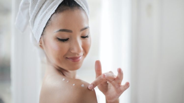 6 Langkah Merawat Kulit dari Luar dan Dalam. Bonusnya Kulitmu Bisa Kenyal dan Glowing Maksimal