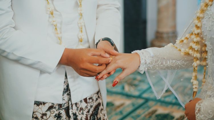 Meski Terpisah Jarak dan Waktu, Kami Berdua Mohon Doa Restu dari Bapak dan Ibu