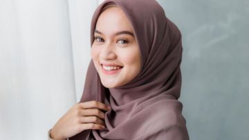 7 Trik Pakai Jilbab Instan Biar Rambut Dahinya Ngak Sering Nongol. Jauh-jauh deh dari ‘Jipon’