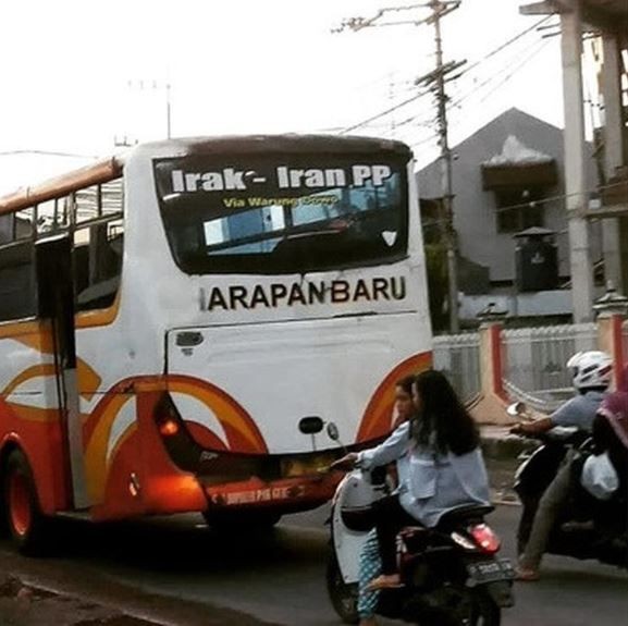 Deretan Potret Keajaiban Angkutan Umum Indonesia. Ternyata Bisa Antarnegara juga lo! 23 Deretan Potret Keajaiban Angkutan Umum Indonesia. Ternyata Bisa Antarnegara juga lo!