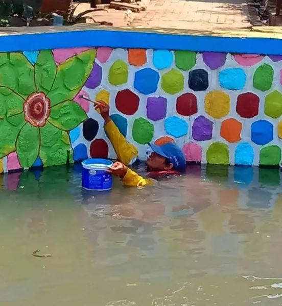 11 Kelakuan Kocak Orang Ngecat dalam Berbagai Gaya. Mereka Biasa Aja, Kita yang Lihat Deg-degan 32 11 Kelakuan Kocak Orang Ngecat dalam Berbagai Gaya. Mereka Biasa Aja, Kita yang Lihat Deg-degan