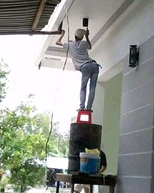 11 Kelakuan Kocak Orang Ngecat dalam Berbagai Gaya. Mereka Biasa Aja, Kita yang Lihat Deg-degan 24 11 Kelakuan Kocak Orang Ngecat dalam Berbagai Gaya. Mereka Biasa Aja, Kita yang Lihat Deg-degan